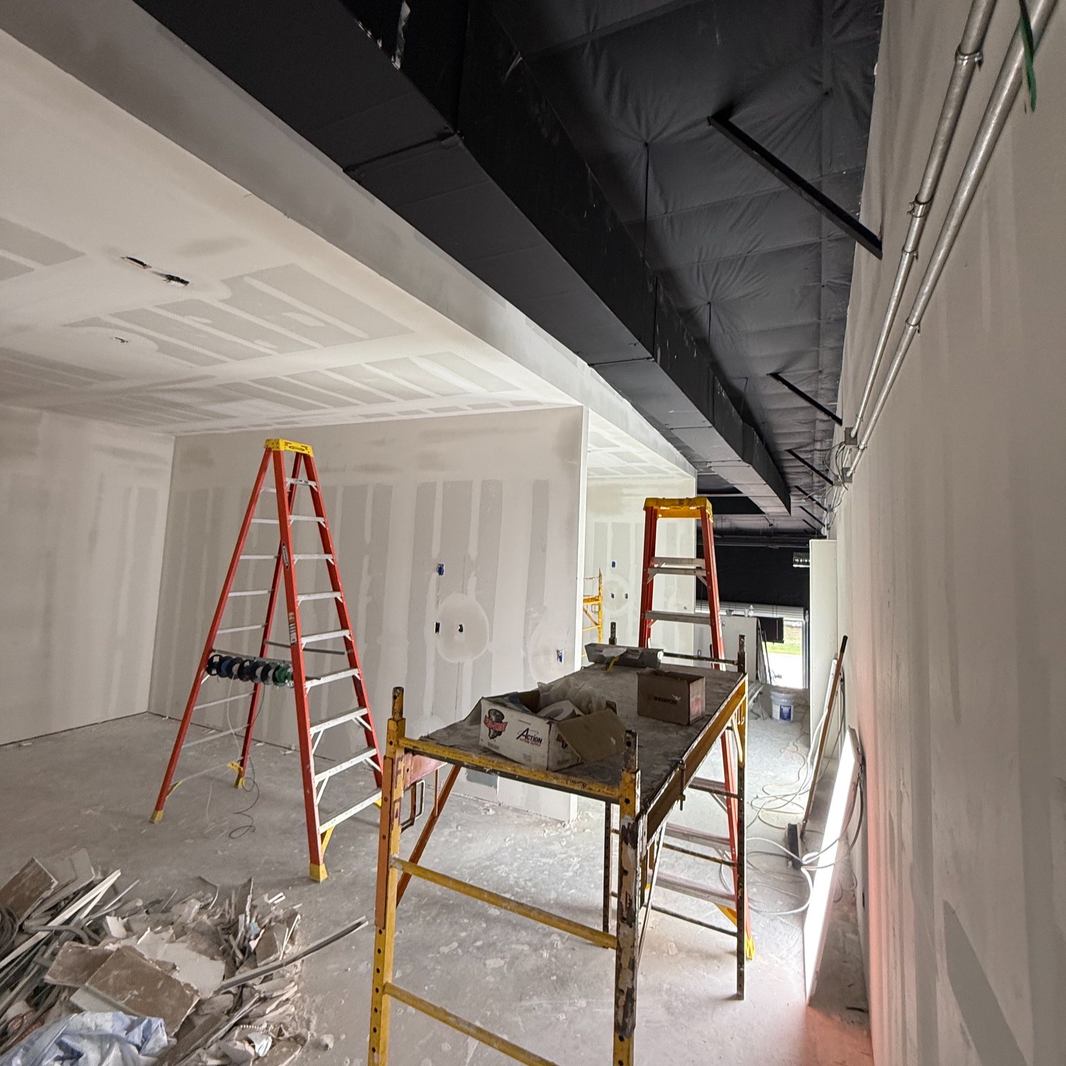 Drywall? Up. ✅
Paint? Starting in the next day or two. 🎨
Us, training in this building? Closer than ever. ⛳
The space is finally starting to feel real.
Bonus: the view from our mezzanine window today. Shoutout to our neighbors at @Whataburger across the street — Founding Members, you already know where the post-round run is happening. 🍔
📍 25903 Elmfield Drive, Spring, TX
